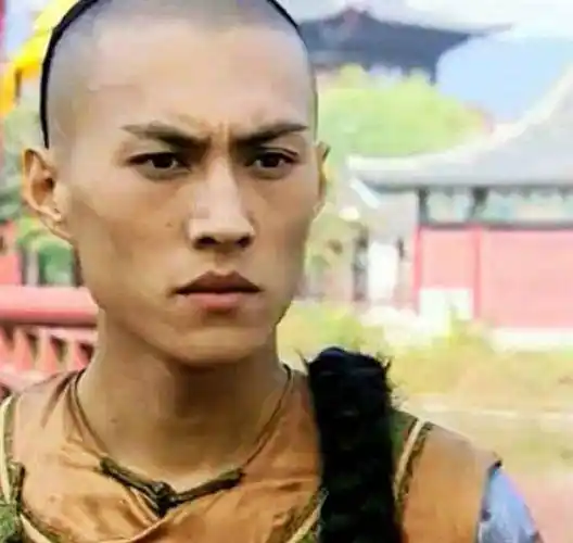 原创有种整容叫靳东发福旧照曝光模样让人心疼