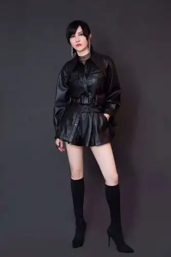 尚雯婕穿皮风衣超炫酷是读者喜欢的男友范儿