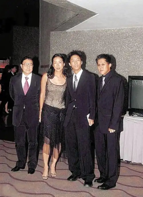 朱玲玲63岁庆生照纯色连衣裙气质高贵又减龄同框仨儿子像姐姐