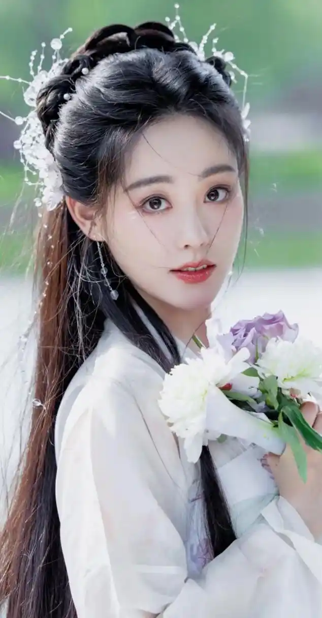 祝绪丹清透素雅的妆容嫩的像刚出水的芙蓉,发丝飘逸间,尽显灵动柔美.