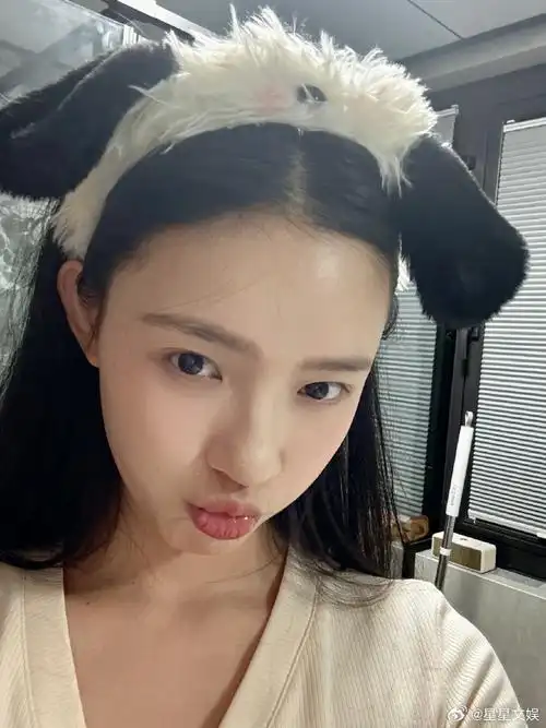 林允帕恰狗发箍##林允晒最新对镜自拍照