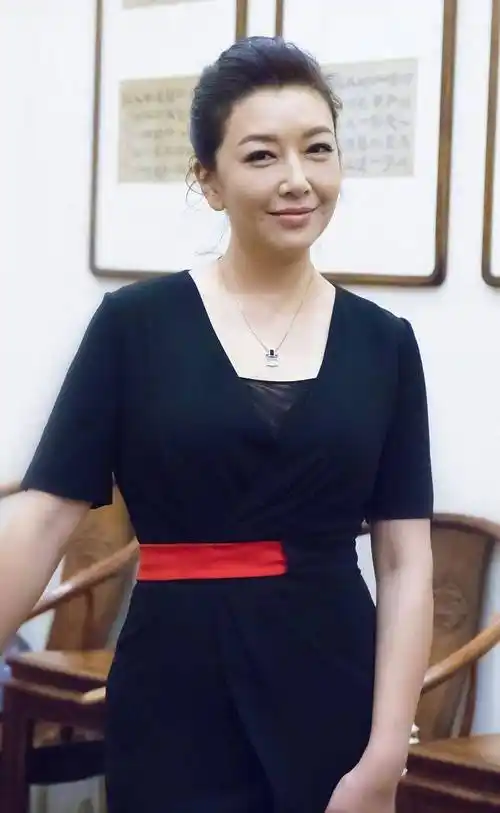 53岁的江珊晒照,令人惊艳!她和田小洁互动好甜!真的好事将近?