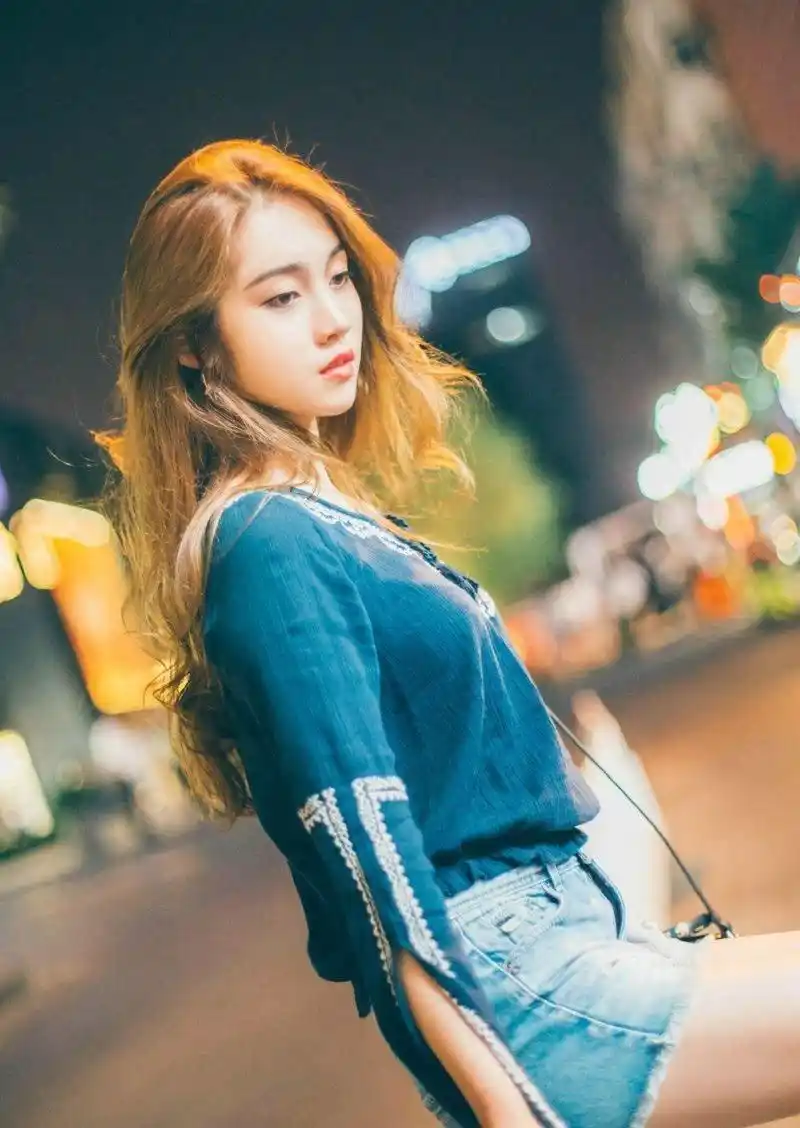 都市美女夜晚街头上牛仔短裤时尚气质生活照
