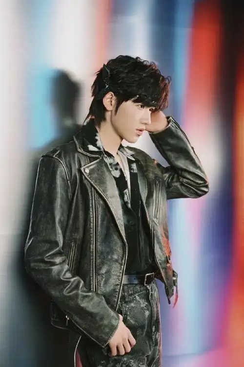 宋亚轩皮衣侧脸随拍