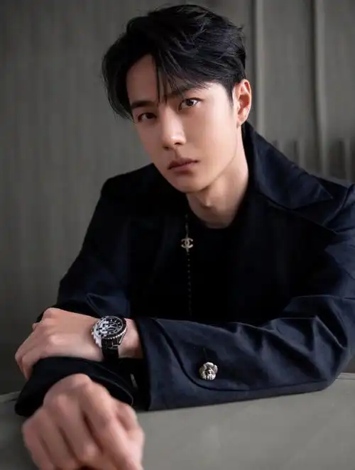 vogue独家#王一博身着chanel 2023秋冬高级成衣系列山茶花刺绣大衣