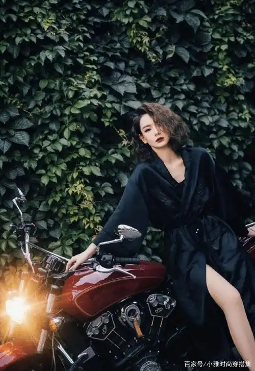 戚薇穿黑色睡袍拍狂野机车风大片,复古卷发烟熏妆造型妩媚优雅,气场好