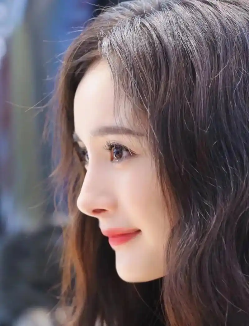 杨幂鼻子唯一的缺点就是鼻孔外翻,不然也是能和董洁等人媲美的名品好
