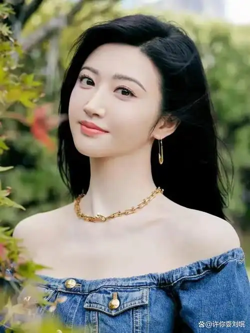 在这个温暖而清爽的季节,我们迎来了景甜的最新写真——一组令人陶醉