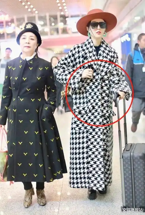 还说没怀孕范冰冰挺着大肚子现身机场巨肚比百万钻戒更抢镜