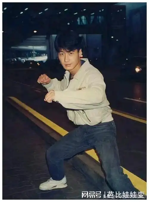 年轻时期,黎明也是非常阳光乐观积极向上的大男孩,帅气十足!