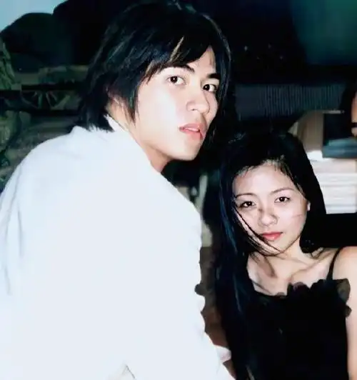 周渝民自15年官宣自己结婚后,就慢慢淡出了大众视野,偶然出演的影视剧