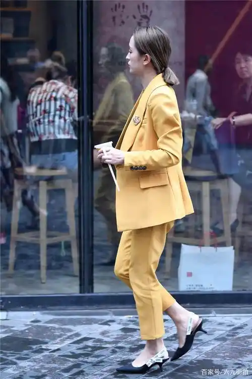 黄色小西服套装,搭配尖头猫跟鞋,职场风格搭配