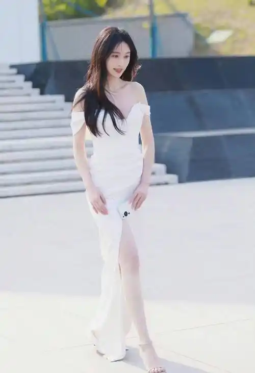 张俪真是太绝了,身穿白色开叉长裙,美丽又美丽,太撩人了!