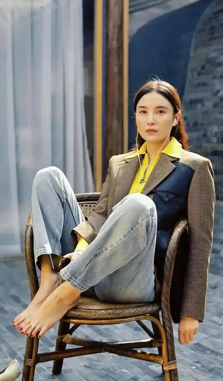 照片中,宋佳缩在一张藤椅上听音乐,晒太阳,神情放松,非常惬意.