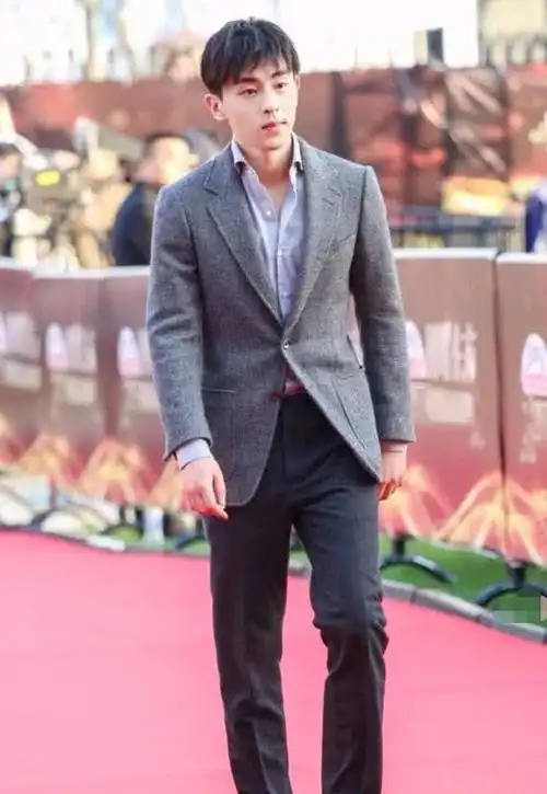 看了邓伦才知道"炫胖"是红了的象征,1米2大象腿成为焦点!