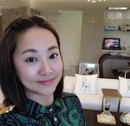 经历破产和妻子流近况,张卫健家厨房只容得下一人,张茜变化大_时候