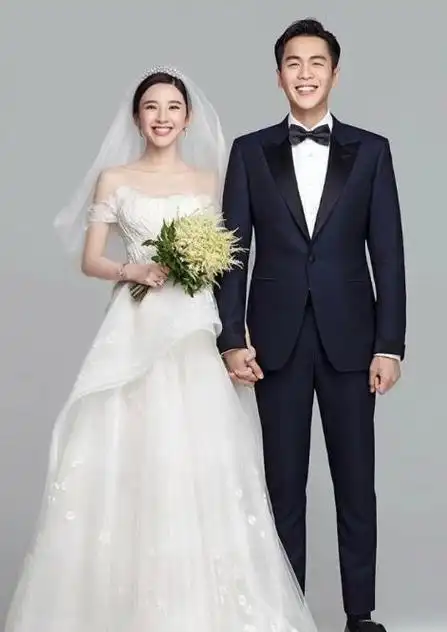 张若昀唐艺昕婚纱照首曝光,伴手礼温馨浪漫充满爱网友:百年好合
