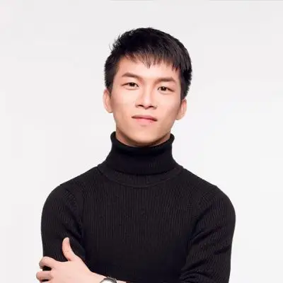 穿梭于夜幕下的孤寂  俯瞰这行色匆匆的步履  万物已通明  眼中的闪烁