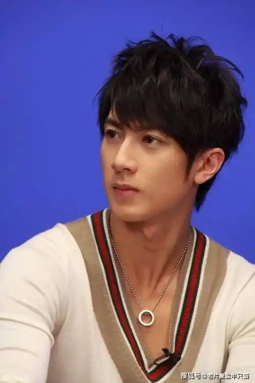 颜值没的说,身材管理到位,还打的一手好球,很多人不知道吴尊曾是前