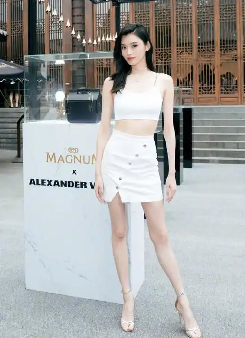 奚梦瑶难得美了一次平角裤穿搭轻松驾驭网友这身材很给力