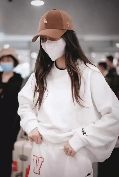 angelababy早春穿搭白色卫衣套装甜美清新又舒适