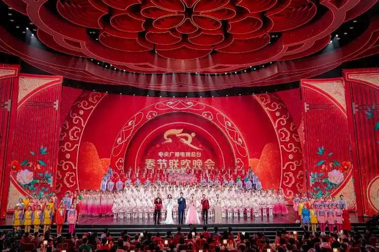 美术鉴赏丨揭秘2023年央视春晚背后的美术设计!_色彩_视觉_传统