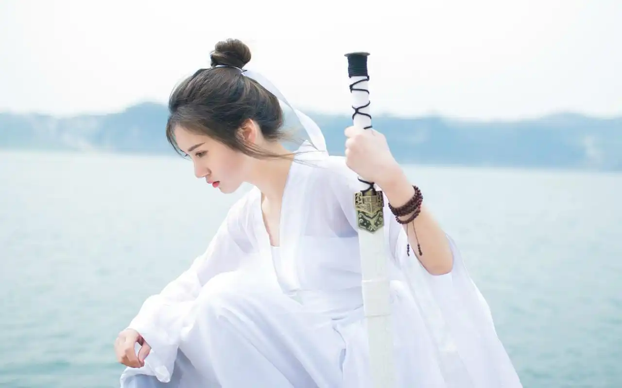 古风白衣美女素雅执剑写真电脑桌面壁纸图片下载