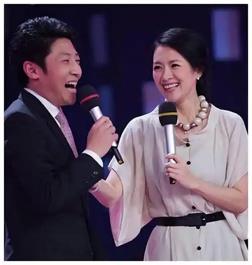 撒贝宁与张馨予散步热聊!与王鸥合体录综艺,结婚后女人缘仍不错