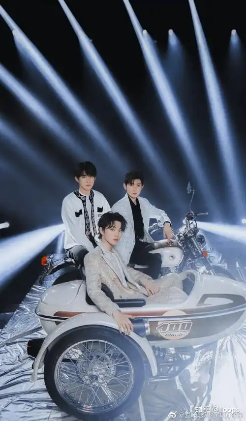 请用tfboys神图狠狠地帅死我!