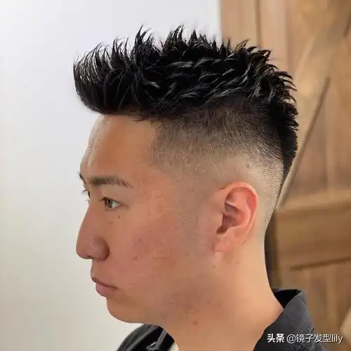 飞机头是一种从十几岁到30多岁男士都比较适合的发型,精神时尚特别的