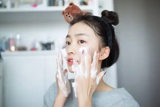 洗脸是日常生活中必不可少的一环,洗脸不仅可以帮助我们去除脸部的