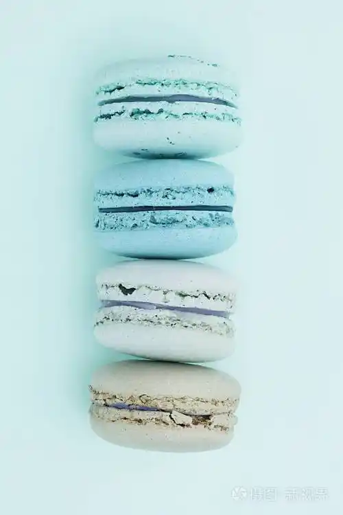 美丽的薄荷色马卡龙在一个平坦的背景