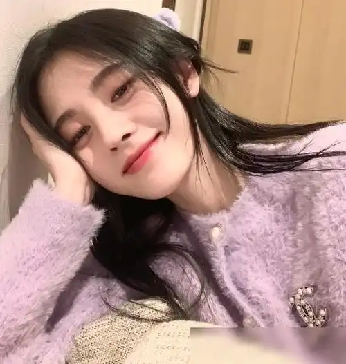 鞠婧祎浴室里自拍半张脸的角度显脸小可纯素颜出镜黑眼圈太明显