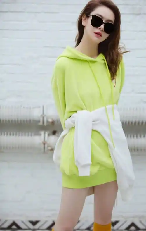 原创戚薇穿小猫上衣可爱又减龄但垃圾分类包包实力抢镜真搞怪