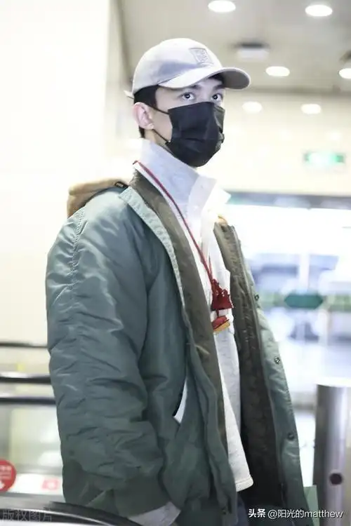 吴磊结束巴黎男装周行程返回北京