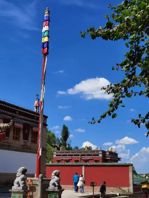 写美篇  塔尔寺的主殿,殿内主供纪念宗喀巴大师大金塔,初建于公元