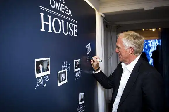 格雷格诺曼在欧米茄专属会所明星墙上签名