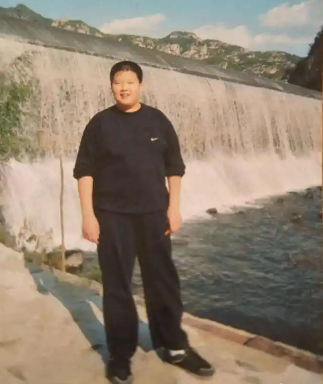 魏大勋晒18岁旧照,满脸横肉又土又肥与现在天差地别!