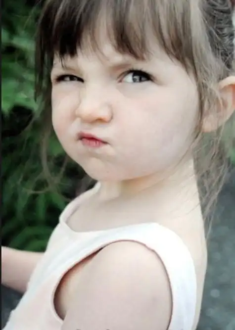 金发小女孩撅嘴的.真人的.