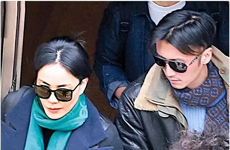 有一段时间,关于王菲和谢霆锋已经分手的传闻四起,主要原因是很长一段