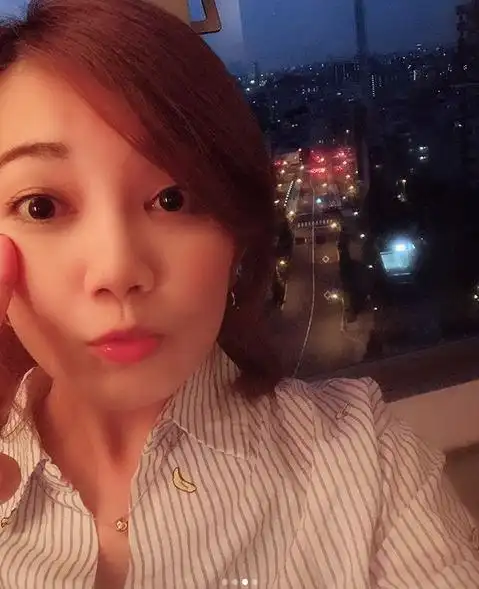 梁静茹晒自拍嘟嘴卖萌超可爱 大眼灵动皮肤嫩出水