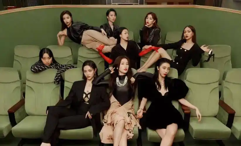 原创青春有你2拍时尚杂志集体照刘雨昕站最后有谁留意c位是谁