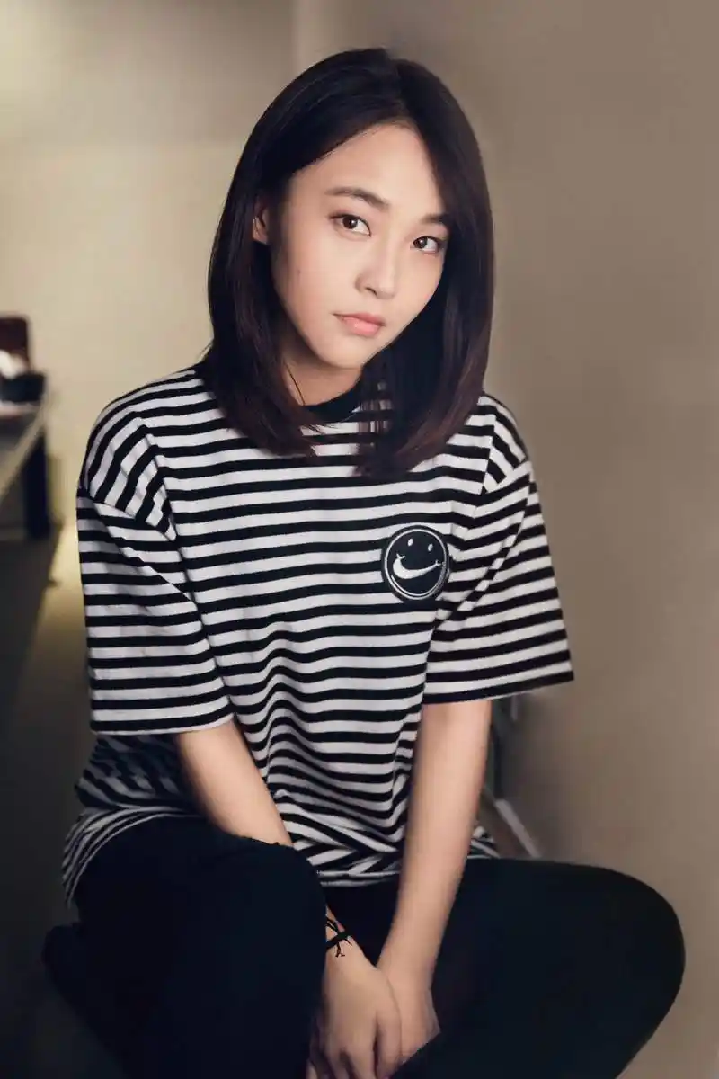 张佳宁初春写真发布 简约随性演绎街头chic