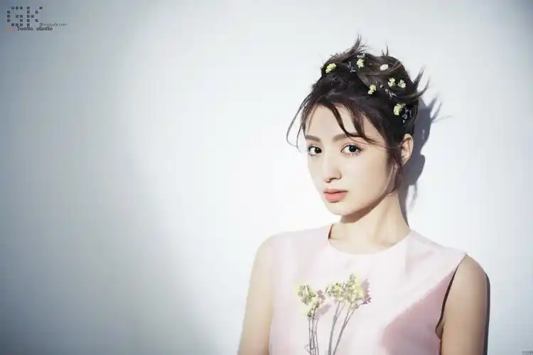 麦迪娜早春大片曝光气质迷人