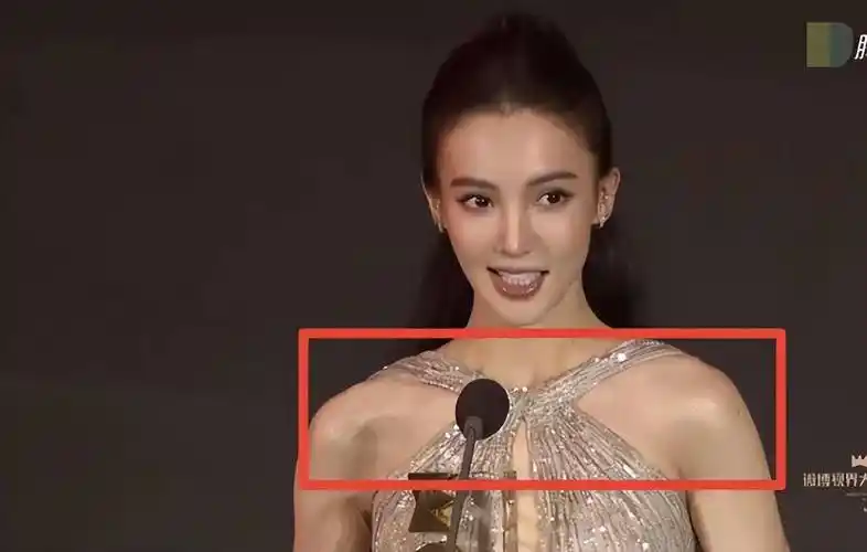 胸前的交叉设计很别致,将她的排骨胸隐藏了一点,但金晨的高低肩却可以