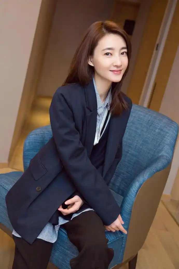穿西装的王丽坤,秀出清秀大方的气质,网友:真的很美
