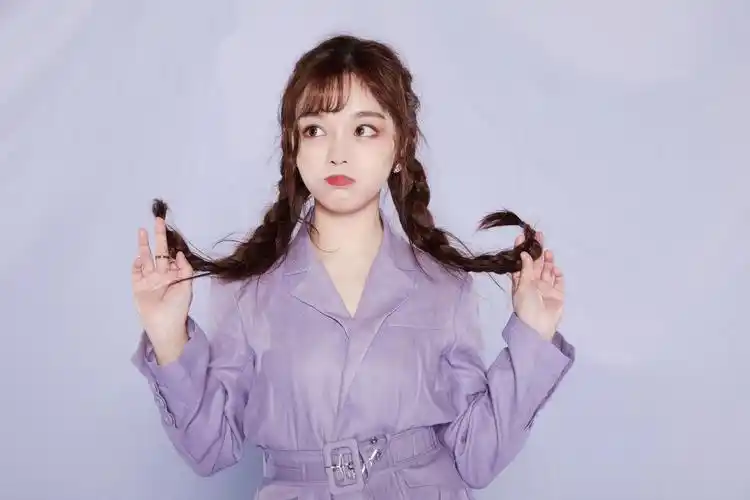 黄霄云录音室版《我用所有报答爱》上线 歌曲全新改编情感细腻