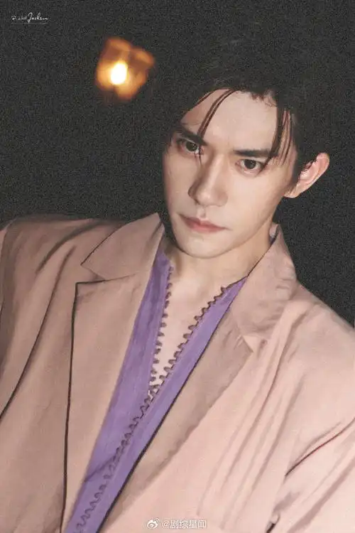 粉色造型驾驭的真的也超好啊!好绅士好贵气