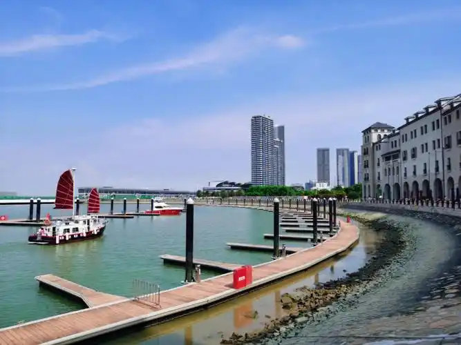 南沙游艇会是广州南沙区政府与霍英东集团携手开发的高端游艇会项目