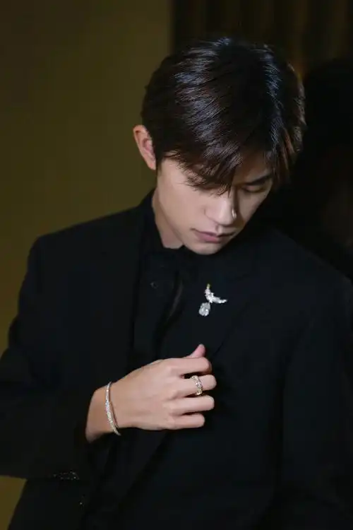 易烊千玺亮相活动一身黑色西装的酷帅少年胸针超闪